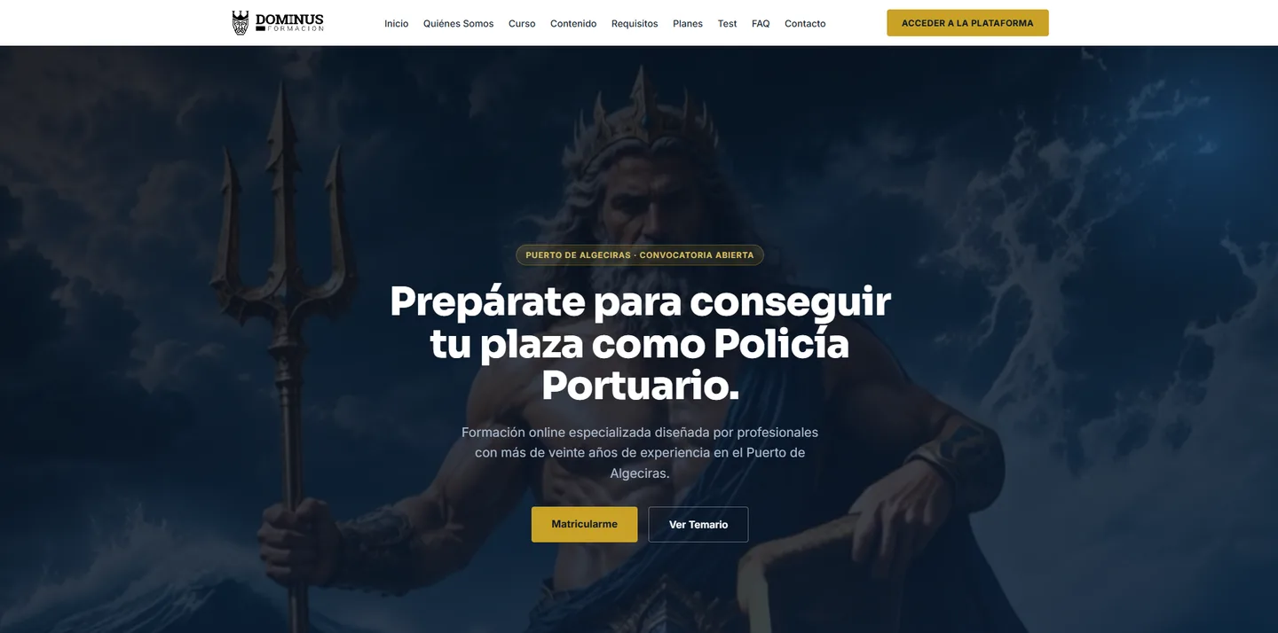 Portada de dominusformacion.com: el titular «Prepárate para conseguir tu plaza como Policía Portuario» centrado sobre una ilustración de Poseidón, con los botones de matrícula y temario.